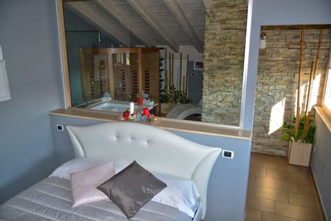 Deluxe Room, 1 Queen Bed, Jetted Tub | Premium bedding, soundproofing, cribs/infant beds, free WiFi