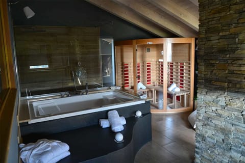 Deluxe Room, 1 Queen Bed, Jetted Tub | Jetted tub