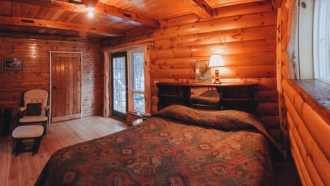 Outdoorsman Suite - Partial Lake View | Free WiFi, bed sheets