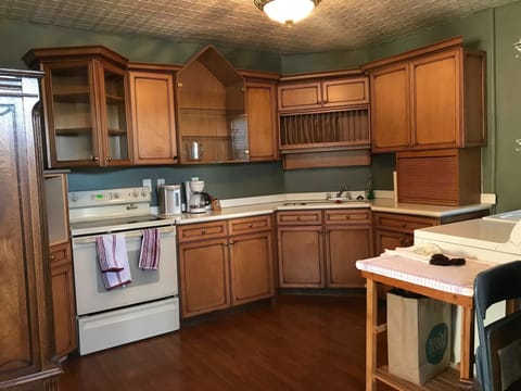 Master Suite- Non Smoking | In-room dining