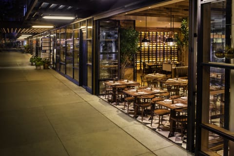 2 restaurants; lunch and dinner served