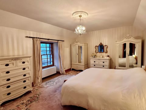 Superior Double Room, 1 King Bed, Partial Sea View | Free WiFi, bed sheets