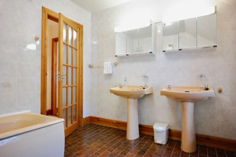 Traditional King Room (Quinag) | Bathroom | Free toiletries, hair dryer, towels