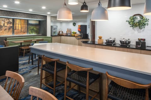 Free buffet breakfast on weekdays