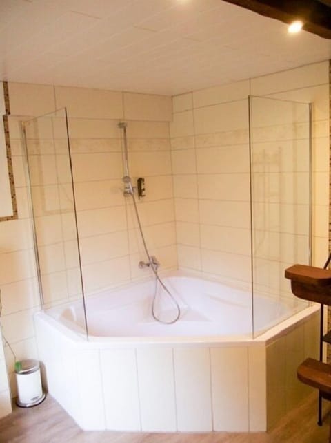 Double Room | Bathroom | Deep soaking tub, free toiletries, hair dryer, towels