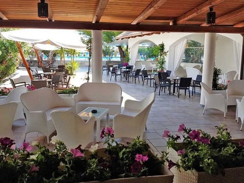 2 bars/lounges, beach bar