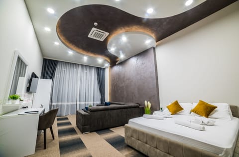 Deluxe Apartment | Premium bedding, memory foam beds, in-room safe, blackout drapes