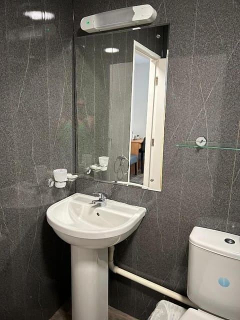 Combined shower/tub, free toiletries, towels