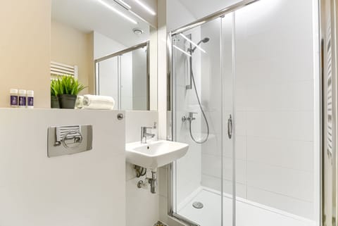 Superior Apartment, 1 Queen Bed with Sofa bed, Non Smoking | Bathroom | Shower, hair dryer, towels