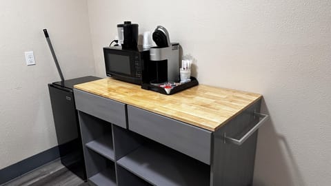 Double Queen Studio ADA | Mini-refrigerator