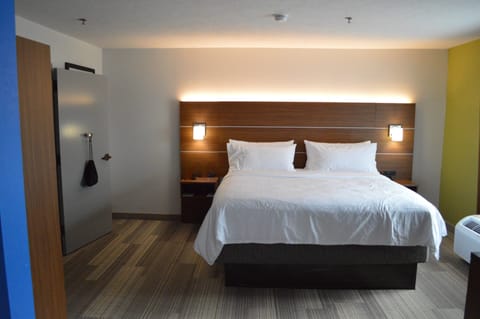 Suite, 1 Bedroom, Jetted Tub (1 King, Sofa Bed) | Pillowtop beds, in-room safe, desk, blackout drapes