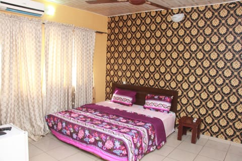 Royal Room, 1 Queen Bed, Non Smoking | Minibar, desk, bed sheets