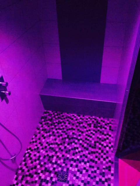 Superior Room | Bathroom shower