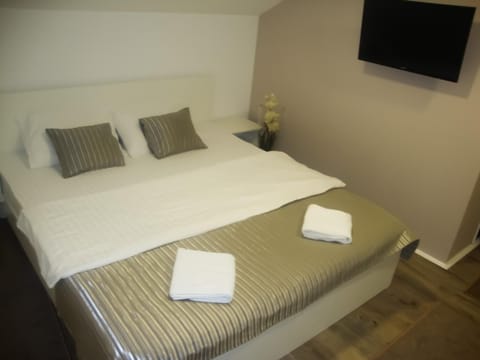 Desk, free cribs/infant beds, rollaway beds, free WiFi