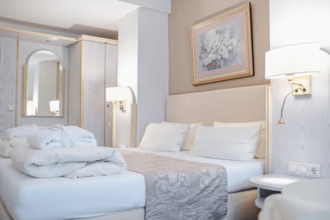 Double Room | Minibar, in-room safe, desk, iron/ironing board