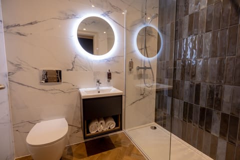 Deluxe Double Room (Front Facing) | Bathroom | Shower, hair dryer, towels