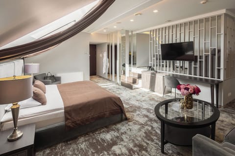 Standard Suite | Desk, iron/ironing board, free WiFi, bed sheets