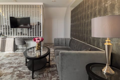 Standard Suite | Desk, iron/ironing board, free WiFi, bed sheets