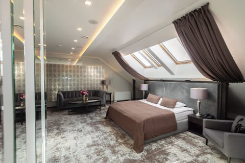 Standard Suite | Desk, iron/ironing board, free WiFi, bed sheets