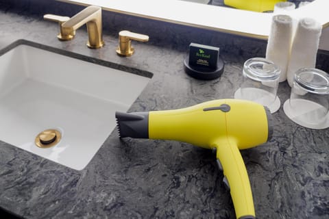 Combined shower/tub, designer toiletries, hair dryer, towels