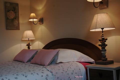 Double Room (3 épis) | Individually decorated, desk, blackout drapes, iron/ironing board
