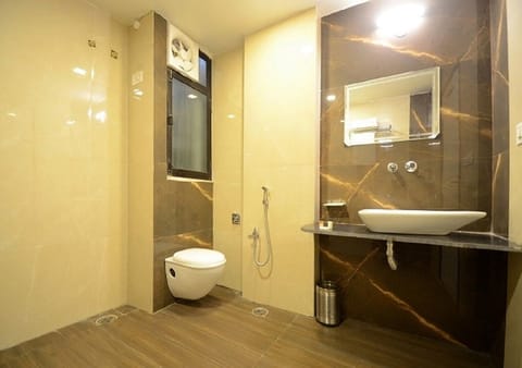 Executive Suite | Bathroom | Shower, towels