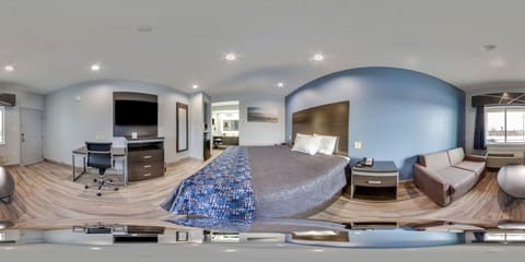 Basic Room, 1 King Bed, Non Smoking | Blackout drapes, iron/ironing board, free WiFi, bed sheets