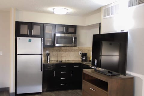 Coffee/tea maker, fridge, microwave, stovetop