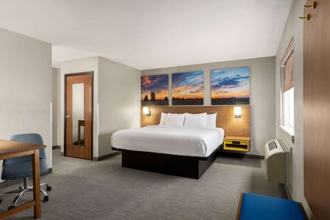 Suite, 1 King Bed, Non Smoking | In-room safe, desk, iron/ironing board, free WiFi