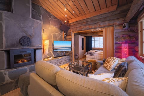 Superior Suite, 1 Bedroom, Non Smoking, Jetted Tub | Living area | 32-inch flat-screen TV with digital channels, TV