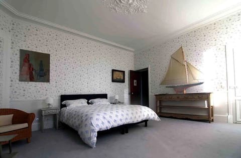 Room, 1 King Bed, Non Smoking (Pallas) | Premium bedding, individually decorated, individually furnished, desk
