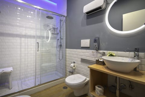 Double Room (3) | Bathroom | Shower, free toiletries, hair dryer, bidet