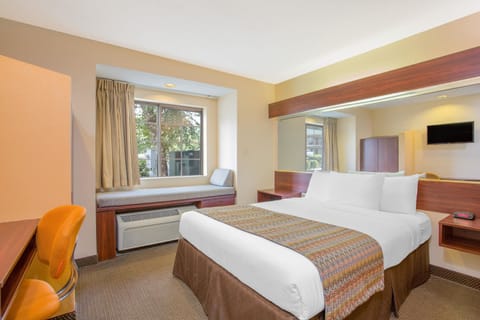 Standard Room, 1 Queen Bed | Premium bedding, desk, free WiFi, bed sheets
