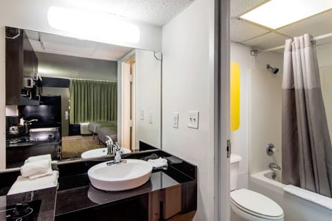 Combined shower/tub, towels