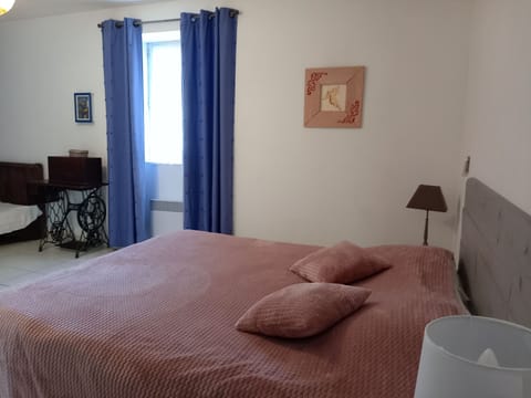 Double Room, Non Smoking | Individually decorated, individually furnished, iron/ironing board