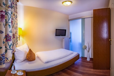 Single Room | Hypo-allergenic bedding, desk, blackout drapes, soundproofing