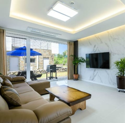 House, 3 Bedrooms | Living room | Heated floors
