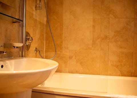 Double Room | Bathroom | Combined shower/tub, free toiletries, hair dryer, towels