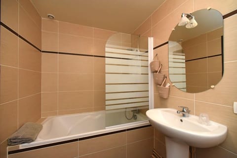 Standard Double Room (Chocolat) | Bathroom | Deep soaking tub, rainfall showerhead, free toiletries, hair dryer