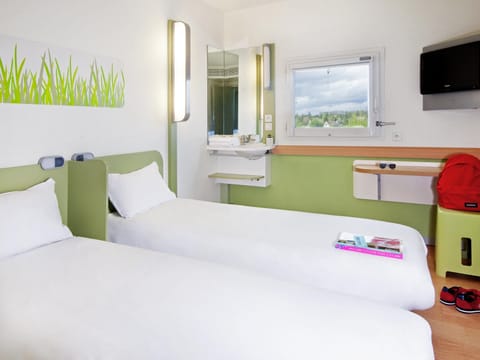 Standard Room, 2 Twin Beds | Bathroom | Shower, free toiletries, hair dryer, towels