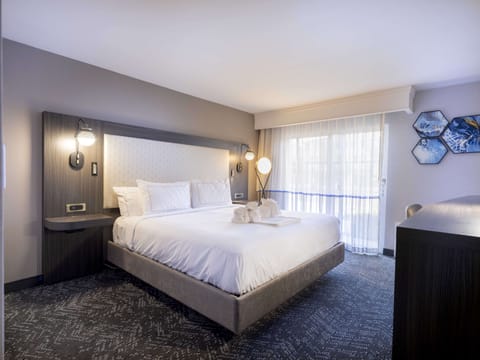 Room, 1 King Bed | In-room safe, desk, laptop workspace, blackout drapes