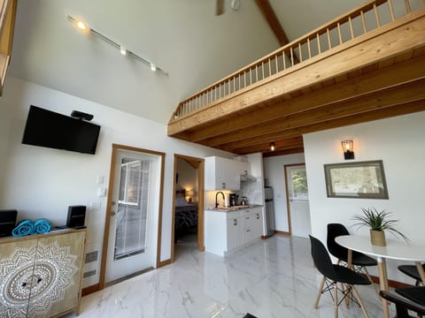 House (Hot Tub & Waterfront / Doc Holiday Ca) | Living room | TV, fireplace