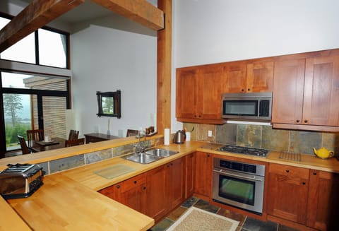 Deluxe Condo, 2 Bedrooms, Ocean View | Private kitchen | Fridge, microwave, coffee/tea maker, cookware/dishes/utensils