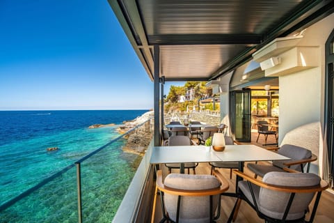 2 restaurants, breakfast, lunch, dinner served; international cuisine