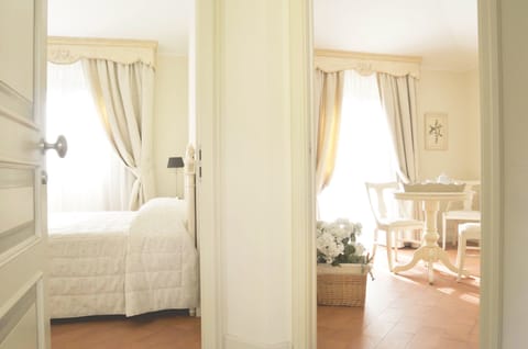 Minibar, in-room safe, desk, laptop workspace