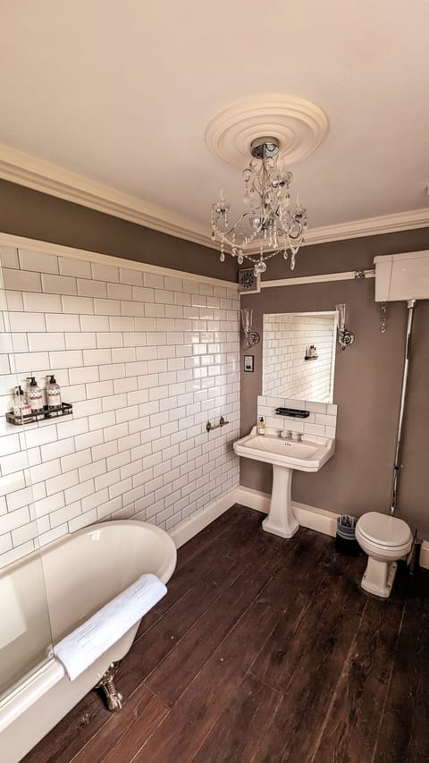 Deluxe Suite Derwent | Bathroom | Hair dryer, towels