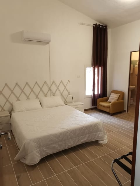 Classic Double Room, 1 Queen Bed, Non Smoking, Ensuite | Hypo-allergenic bedding, down comforters, blackout drapes