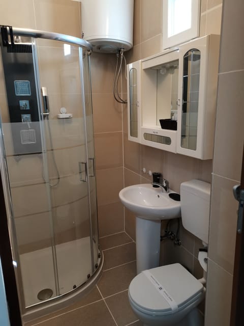 Classic Double Room, Non Smoking, Ensuite | Bathroom | Shower, hydromassage showerhead, free toiletries, hair dryer