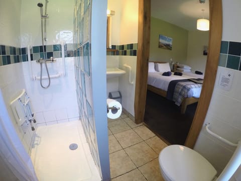 Family Room | Bathroom | Free toiletries, hair dryer, towels