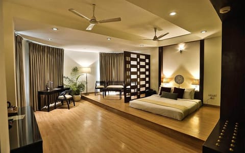 Suite Room | Premium bedding, in-room safe, individually furnished, desk